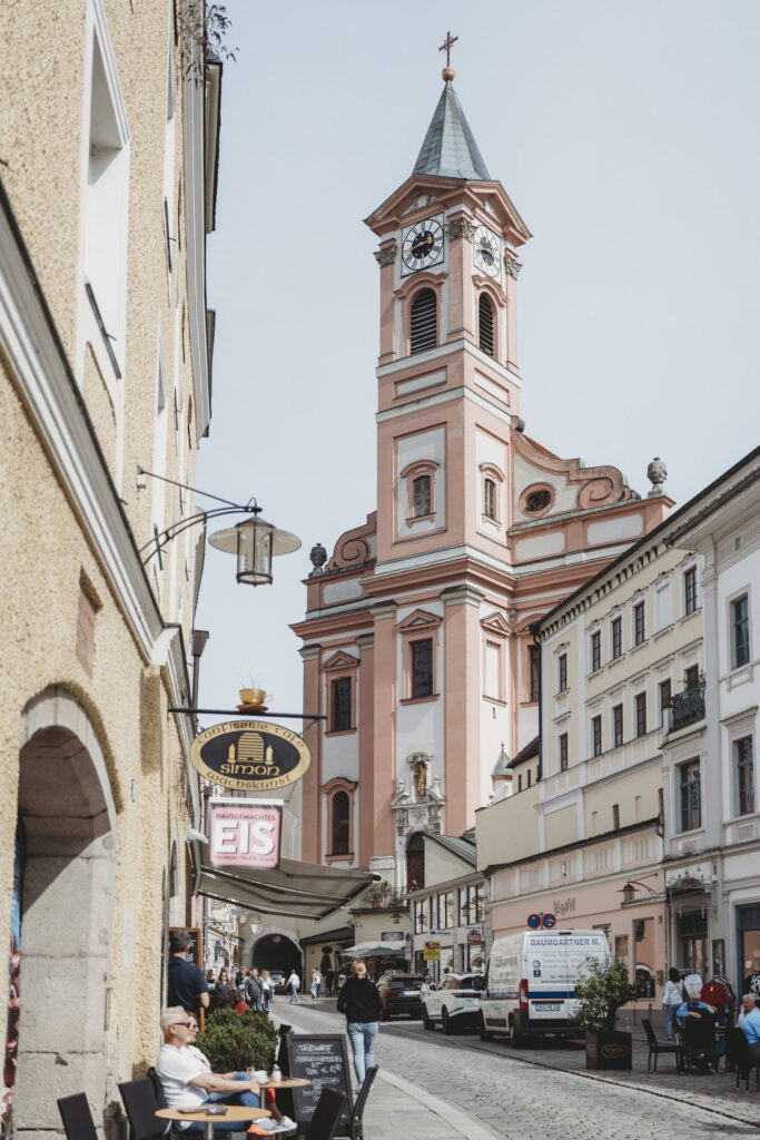 Fussgängerzone mit Kirche in Passau